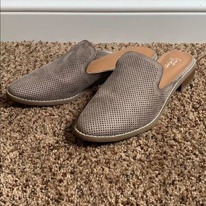 Crown Vintage lacertae mules in “light brown”.